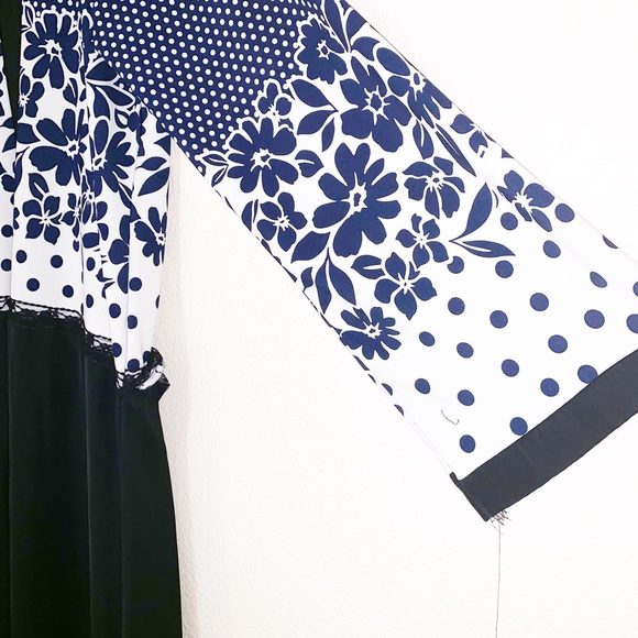 Abaya with beautiful blue & white floral patterns - Picture 3 of 7